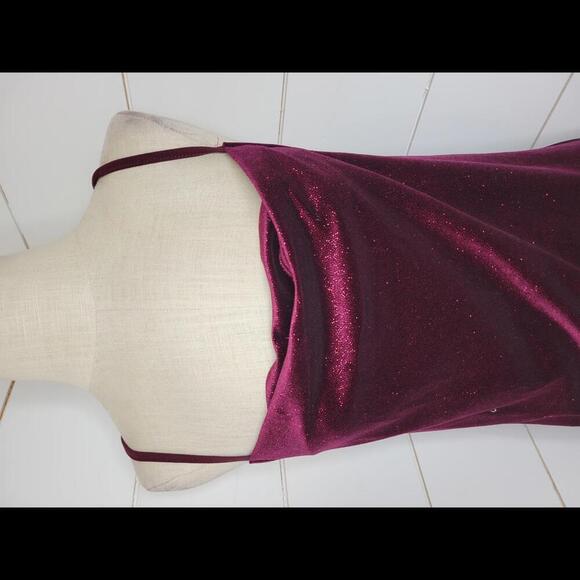 NWOT Boutique Blumin burgundy red stretchy velvet cowl neck tank - Picture 2 of 5